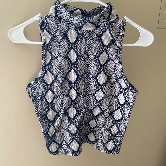 Crop top shirt. - Picture 2 of 2